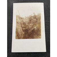 Фотооткрытка 1 Мировая война / Офицер с трубкой и солдаты в окопе 23 июня 1917 года