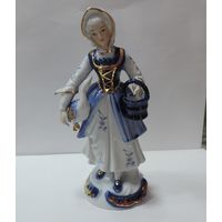 Статуэтка фарфоровая "Девочка с гусем". Фарфоровая мануфактура HANDBEMALT. Германия. Высота 20 см. Целая, без реставрации.