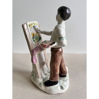 СТАТУЭТКА ФАРФОРОВАЯ "ЮНЫЙ ХУДОЖНИК. МАЛЬЧИК ПИШЕТ КАРТИНУ". 17*10*7 СМ. ЗХК ПОЛОННОЕ. РАННИЙ ВЫПУСК. СМ.ФОТО, КЛЕЙМО И ОПИСАНИЕ.