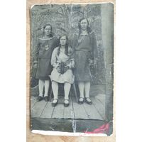 Фото 3-х женщин. 1930-е. 9х14 см.