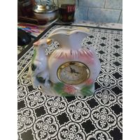 Часы настольные кварц,очень красивые . Состояние на скане.