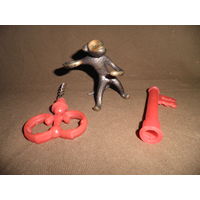 Бронзовая обезьянка,штопор-ключ,подстаканник с стаканом и девайс для снятия крышек с закаток(?)времён СССР.С рубля.