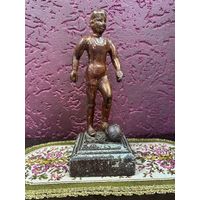 Старинная металлическая статуэтка . Футболист