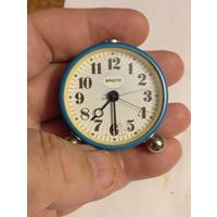 Маленький механический будильник РАКЕТА , с рубля .