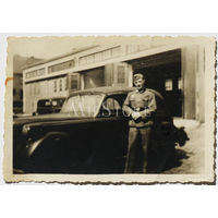 Немецкий водитель у автомобиля Opel Olympia Stabswagen 1938