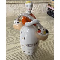 Девушка с коромыслом (Девушка с грибами) - (Полонский завод художественной керамики) - Фарфор СССР
