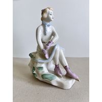 СТАТУЭТКА ФАРФОРОВАЯ "КОНЬКОБЕЖКА". 14*12*8 СМ. ПОЛОННОЕ ЗХК. 1956-1972 ГОДА. СМ.ФОТО, КЛЕЙМО И ОПИСАНИЕ.