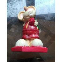 Мышёнок с цветком