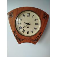 Настенные часы "Янтарь".На ходу. Редкая форма корпуса.(По почте не высылаю !!!)