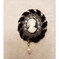 Брошь камея