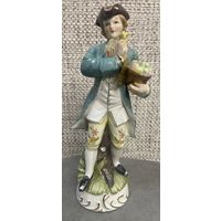 Винтажная фарфоровая статуэтка Кавалер Sаxony Германская. Высота 22 см.