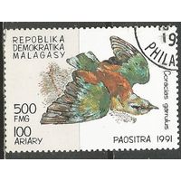 Республика Мадагаскар. Птицы. Сизоворонка. 1991г. Mi#1335.
