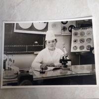 Фотография. История СССР в лицах. Девушка, студентка на кафедре микробиологии. Медицинский институт. Ретро СССР.