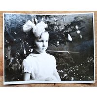 Фото девочки у елки. 1965 г. 8х11 см.