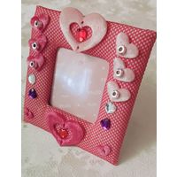 Рамка для фотографий украшенная сердечками и стразами