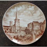 Настенная фарфоровая тарелка фирмы  "Kaiser" Германия. Диаметр 24 см.