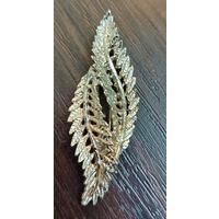 Винтажная брошь в виде двух перышек , в идеальном состоянии .