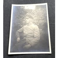 Фотооткрытка 1 Мировая война / Немецкий лейтенант / Полевая форма (Feldgrau) фуражка (Feldmutze), поясной ремень с пряжкой