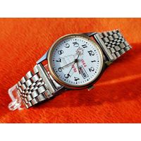 Кварцевые часы с надписью на циферблате "1944 - 1994", с браслетом. Торг есть.