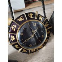 Настенные часы ГДР,механика,на ходу,нужно подкрепить держатель стекла,с рубля