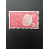 ГДР 1959 Марка "Полет советского спутника "Луна-2" к Луне" (чистая* с наклейкой) Mi.721 каталог 0.80 евро