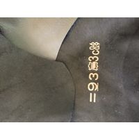 Отрезы кусков кожи разных размеров, цвет черный.