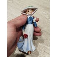Фарфоровая статуэтка ГДР,дама в шляпе,бисквит,с рубля
