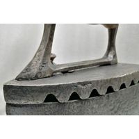 Чугунный утюг с гранённой рукояткой.