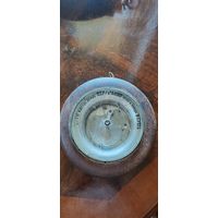 Старинный барометр в дубовом корпусе