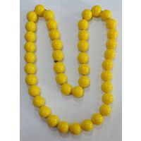 Бусы жёлтые с крупными шарами. 80-е годы Европа. Длина 74 см. Диаметр 1.8 см. Пластик.