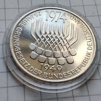 5 марок ФРГ 1974 года . В честь 25-летия принятия Основного закона ФРГ. Серебро.