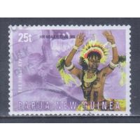 [67] Папуа Новая Гвинея 1999. Культура Океании.Танцы.Костюмы. Гашеная марка.