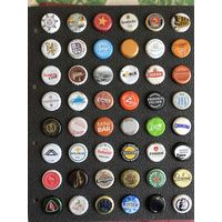 48 пивных крышек на планшете, все б.у. в разном состоянии