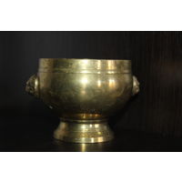 Винтажный, латунный котелок/кашпо с ручками в виде головы льва.