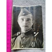 Старое фото. Солдат с наградой. 1949г