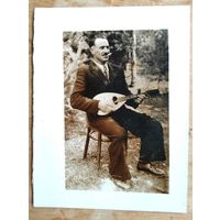 Фото мужчины с мандолиной(?). 7.5х10 см.