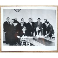 Фото. Парафирование белорусско-украинского Договора о государственной границе. 1997 г.  9х14 см.
