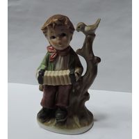 Статуэтка фарфоровая "Мальчик с гармошкой" 70- годы Европа. Высота 12.5 см.