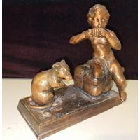 Антикварная бронзовая скульптура ручной работы. Фигура музицирующего мальчика, играющего на флейте, гипнотизируя короля мышей.