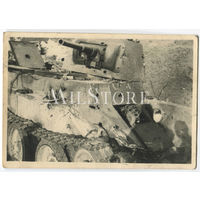 Подбитый из зенитного орудия БТ-7 между Минском и Смоленском, лето 1941. Фото из немецкого альбома.