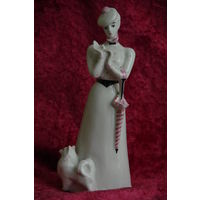 Статуэтка фарфоровая " Дама с собачкой "  ( Дулево )  21,5 см   целая