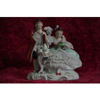 Статуэтка фарфоровая  (высота 16 см, ширина 13 см )   целая