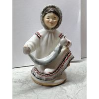 Фарфоровая статуэтка якутка с севрюгой. Есть дефект, у рыбины  отколот хвост.