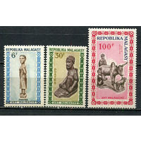 Малагасийская республика - 1964 - Местные ремесла. Резьба по дереву - [Mi. 523-525] - полная серия - 3 марки. MNH.  (Лот 47HY)-TG3P47
