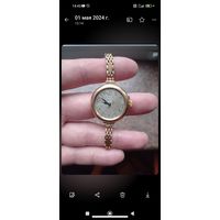 Часы золотые, женские на пятирядном золотом браслете