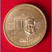 Памятная позолоченная медаль, посвященная визиту президента США Джона Ф. Кеннеди в Западный Берлин в июне 1963 года.