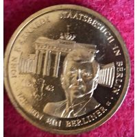 Памятная позолоченная медаль, посвященная визиту президента США Джона Ф. Кеннеди в Западный Берлин в июне 1963 года.