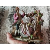 Красивая фарфоровая статуэтка,ГДР,свидание в саду,дефекты на двух селениях листиках,не критично.с рубля