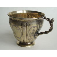 Чашка Россия 1856 год серебро 84. Чашка богато украшена резными орнаментами с выраженными элементы барочного стиля.