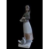 С РУБЛЯ! Девушка с голубями, Германия